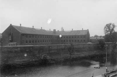 221127 Gezicht op de strafgevangenis (Wolvenplein 28) te Utrecht met op de voorgrond de Stadsbuitengracht.N.B. De naam ...